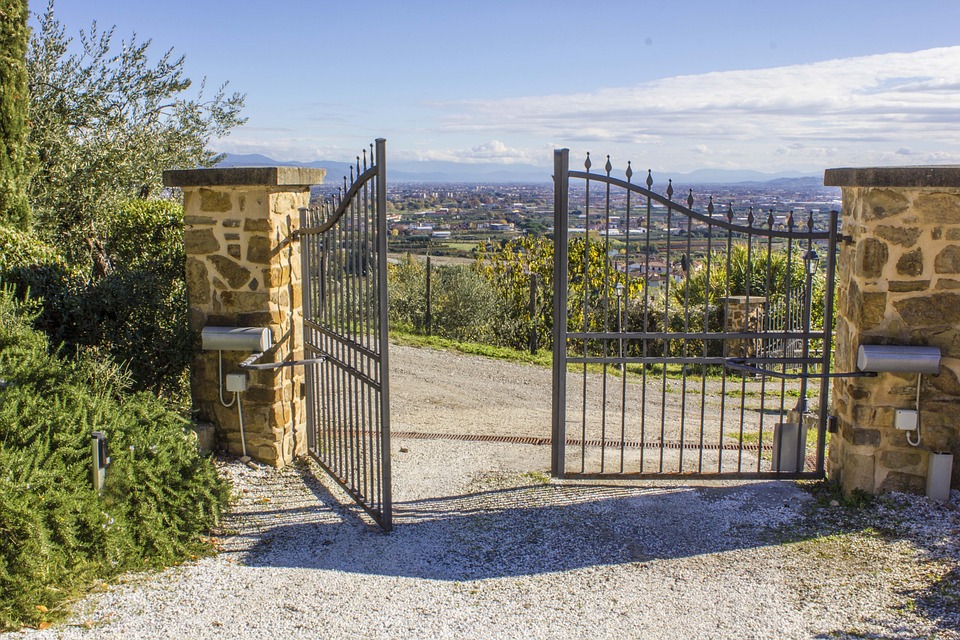 Wooden and metal gates what are the differences - TPS Industrial